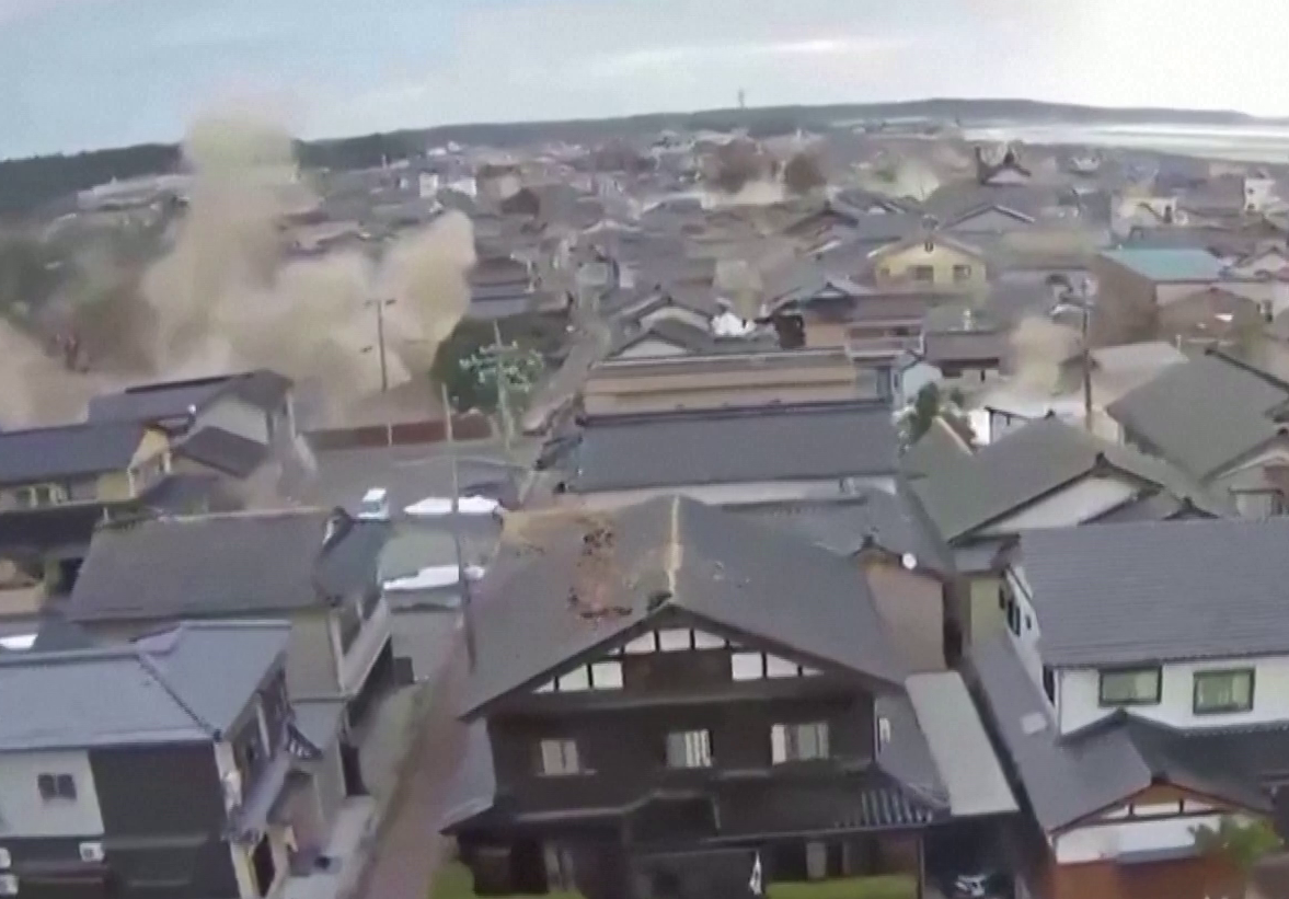 Így érkezett meg a pusztító cunami Japán partjaihoz a földrengés után + videók