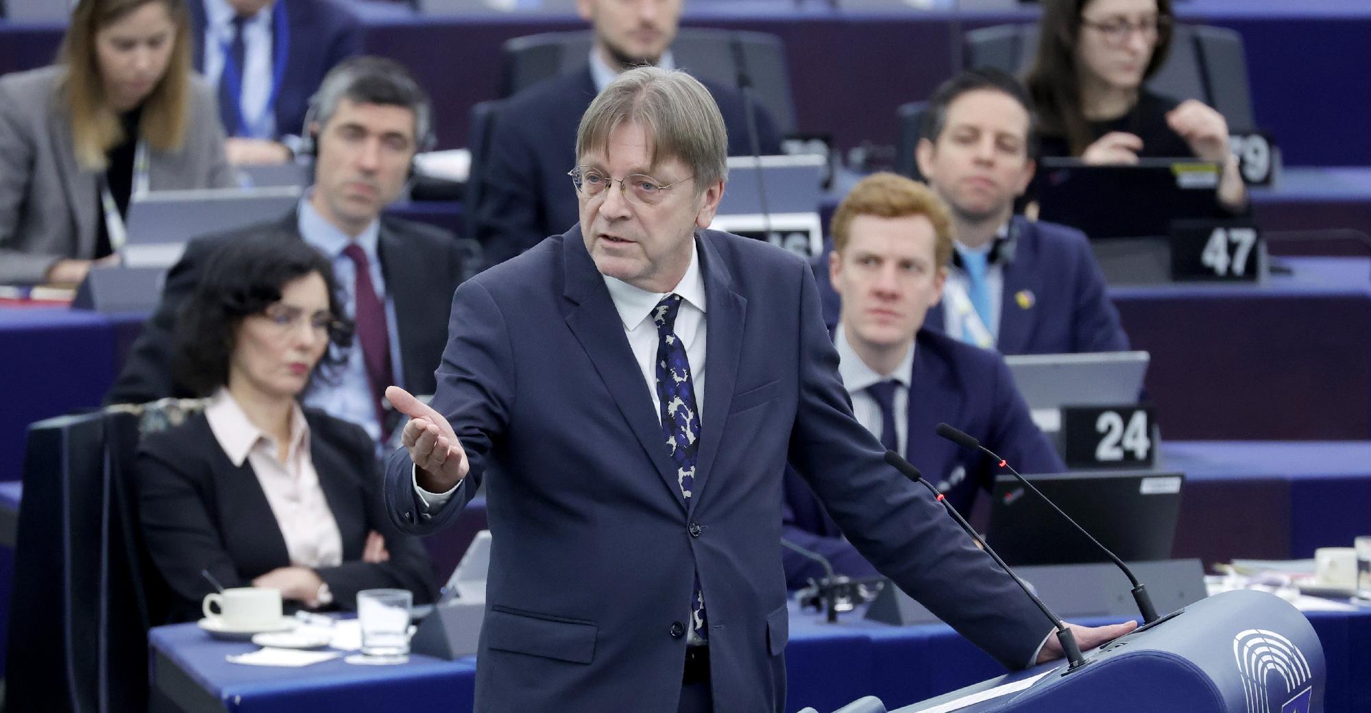Szintet lépett Verhofstadt az EP-vitán: megfenyegette Orbán Viktort