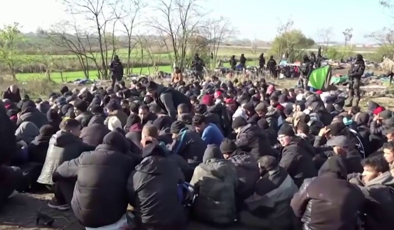 Migránsok torlódtak fel Szerbia déli részén + videó