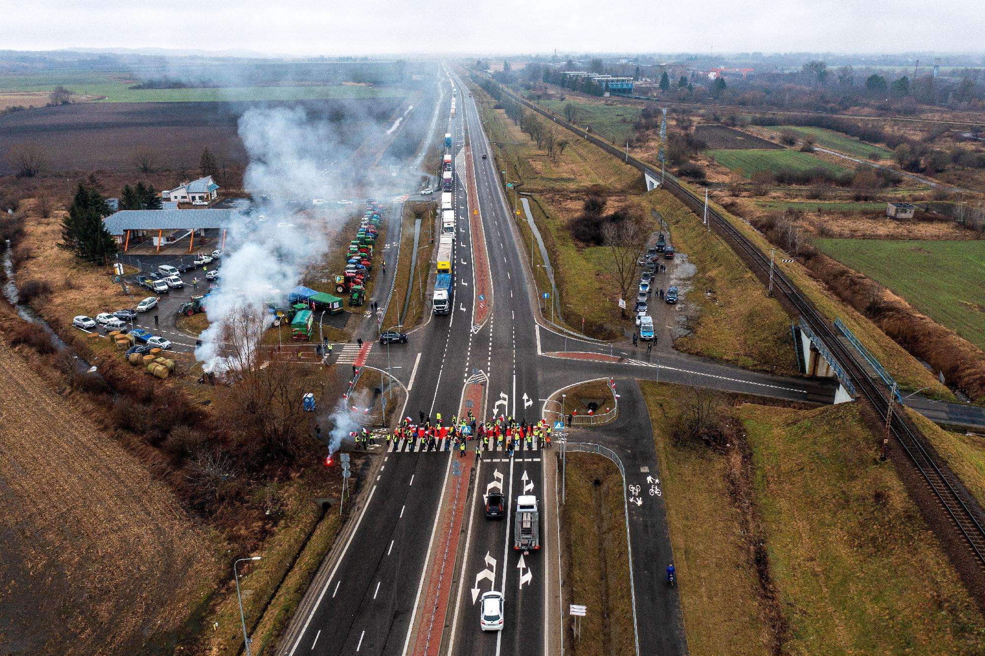 A lengyel gazdák eltorlaszolták az összes lengyel-ukrán határátkelőt