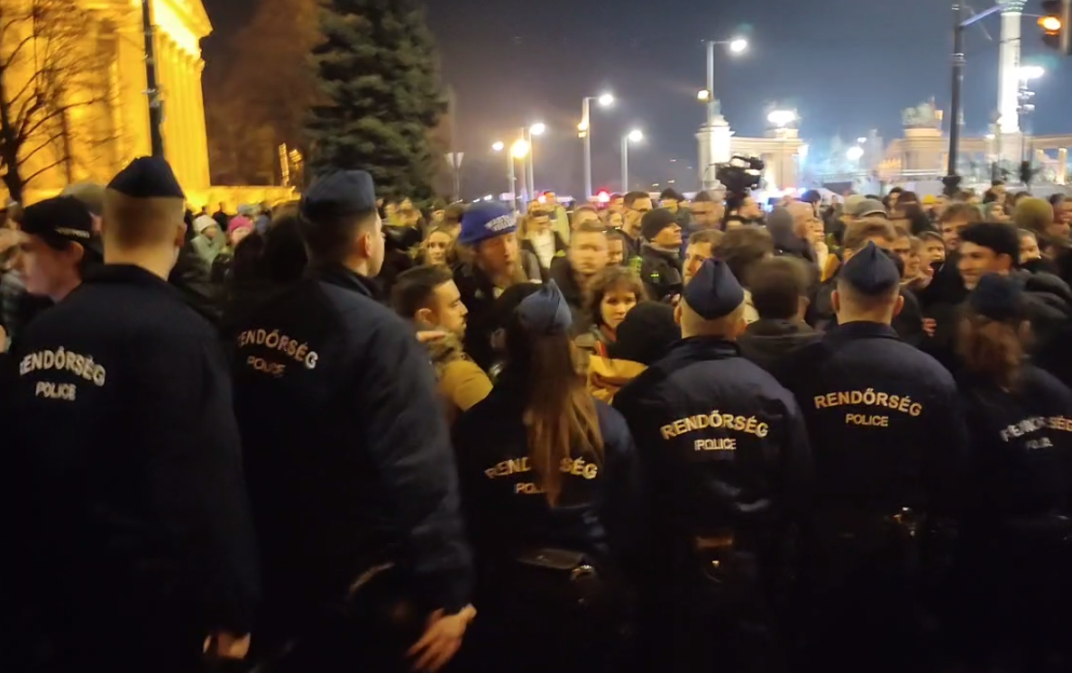 Nekifeszült a tüntetők egy része a rendőrsorfalnak a Lendvay utcában, ütést kapott a PestiSrácok munkatársa + videók 