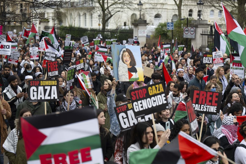 Százezrek tüntettek Londonban a palesztinok mellett