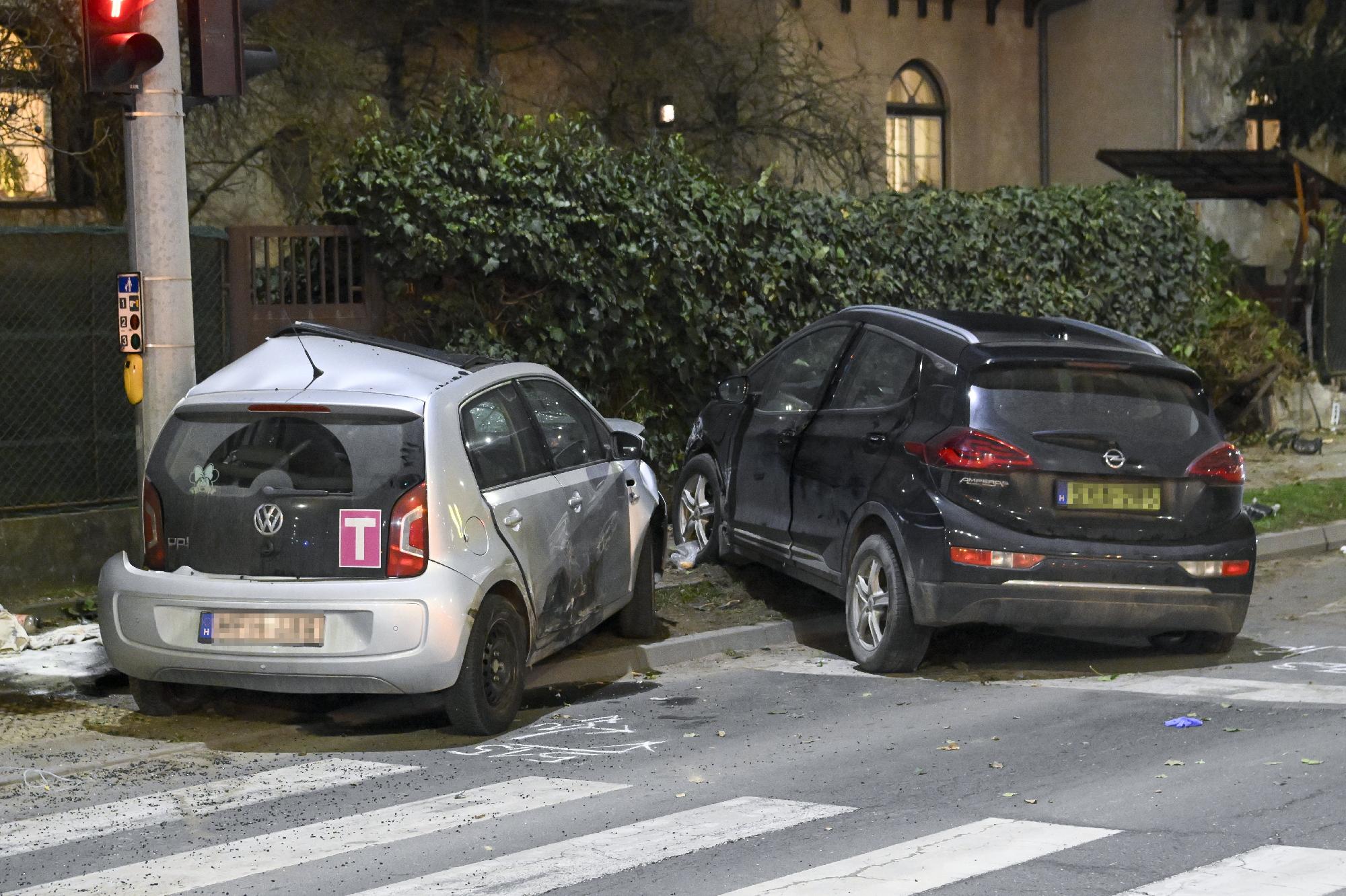 Meghalt egy ember, amikor járdára hajtott két autó Debrecenben
