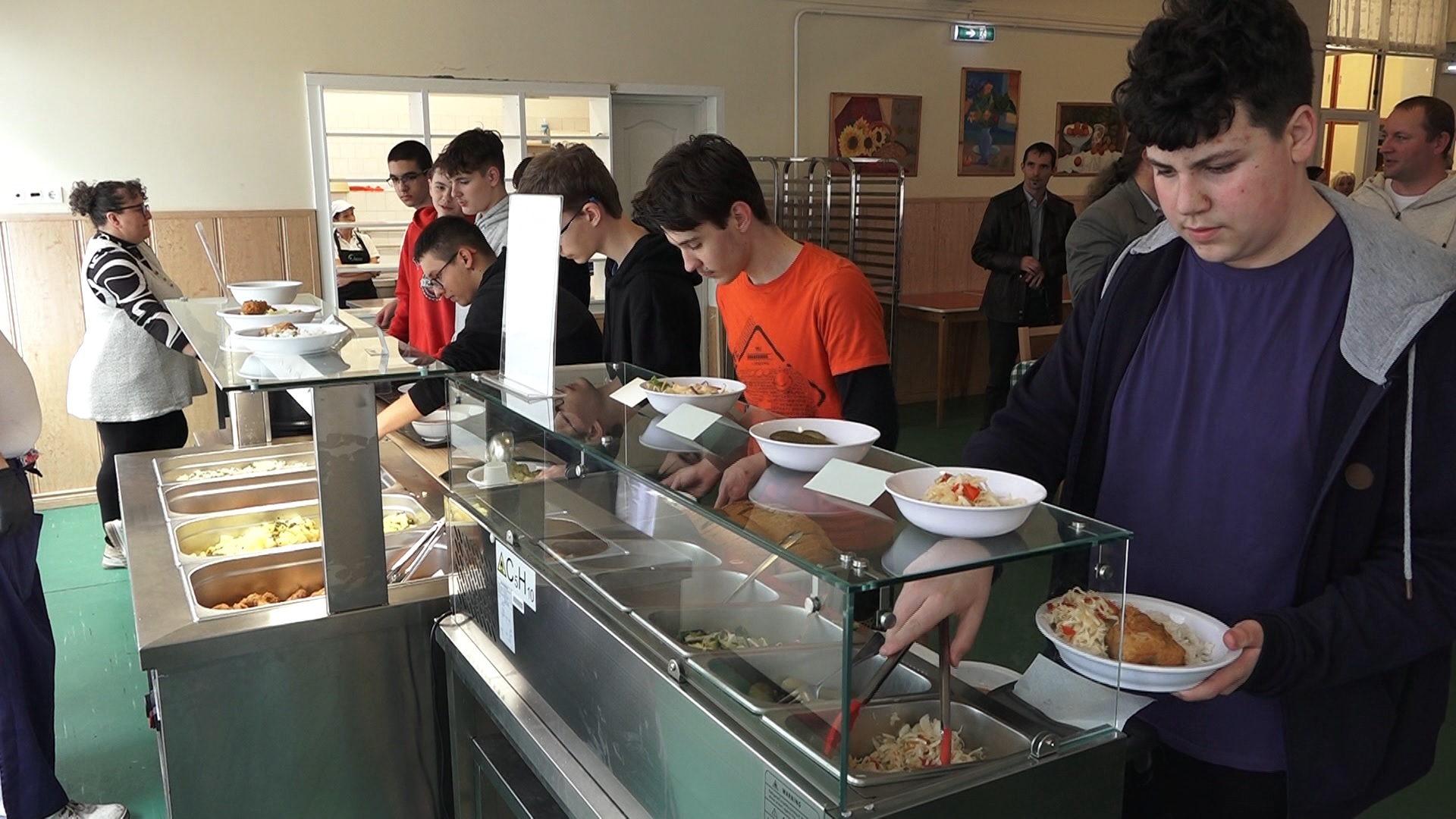 Szolnokon már több általános iskolában is bevezették a svédasztalos étkeztetést + videó