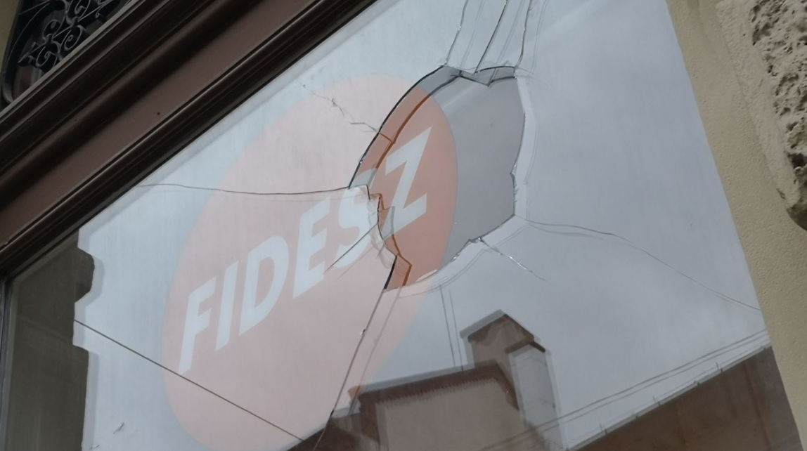 Már sokadjára követtek el fizikai támadást a szegedi Fidesz Victor Hugo utcai irodája ellen