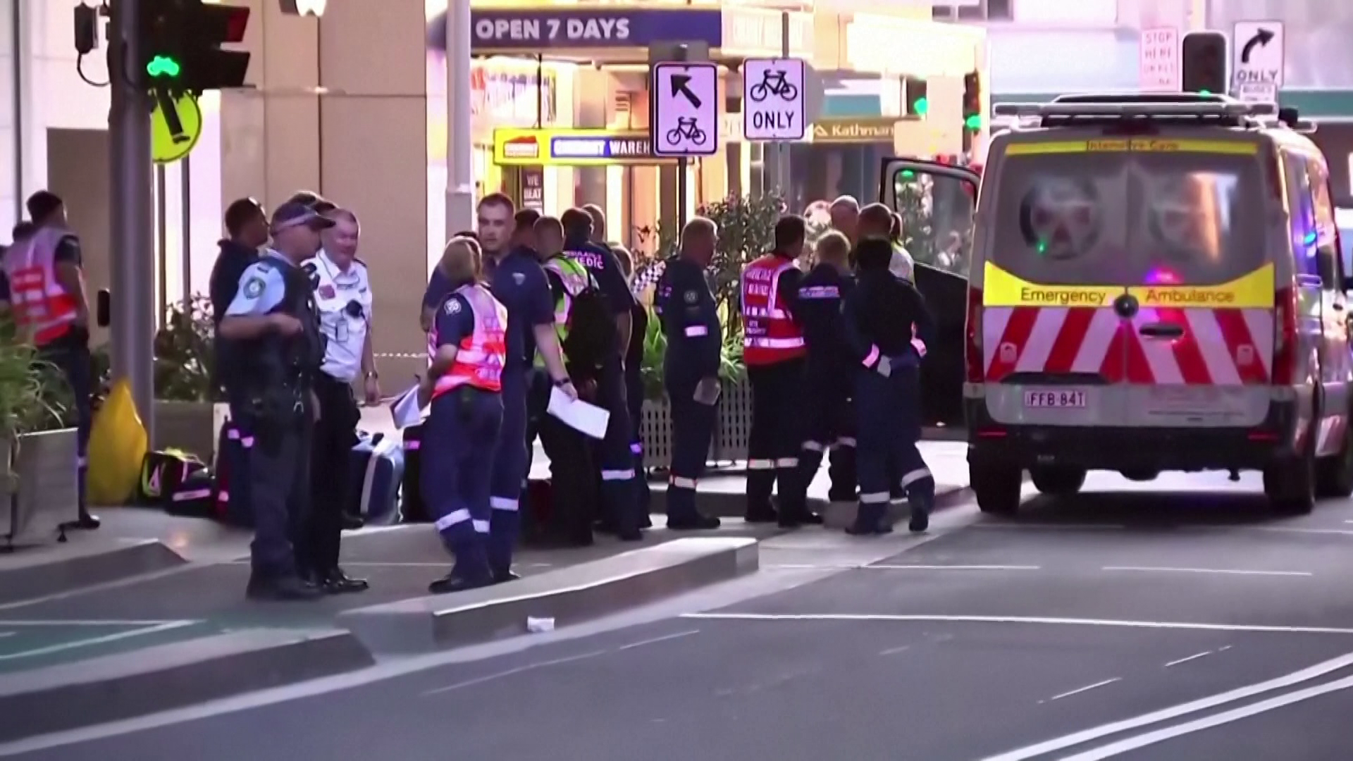 Hat halálos áldozata van az ausztrál bevásárlóközpontban elkövetett késes merényletnek + videó