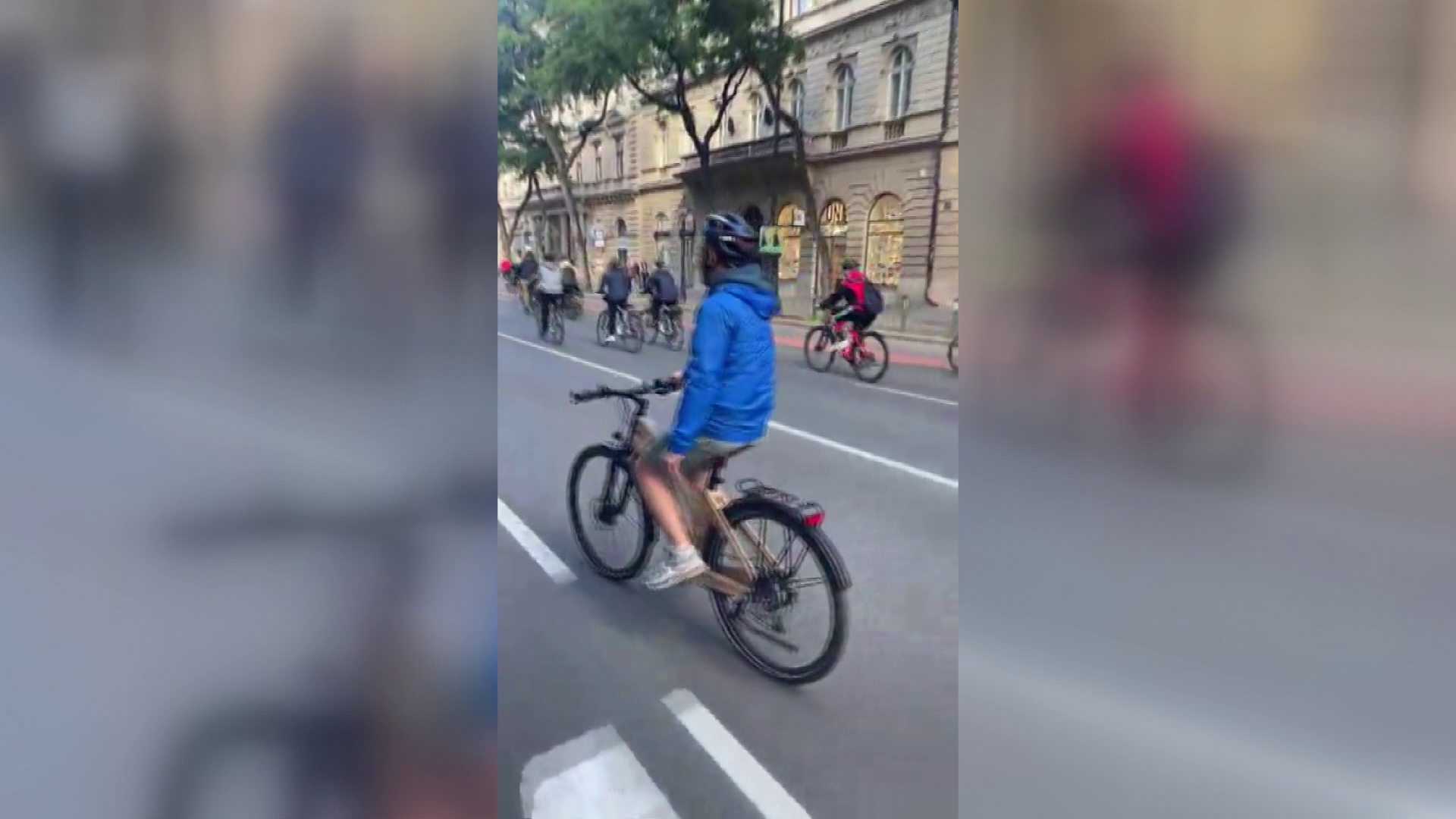 Közel kétmilliós elektromos favázas biciklit tekert Magyar Péter + videó