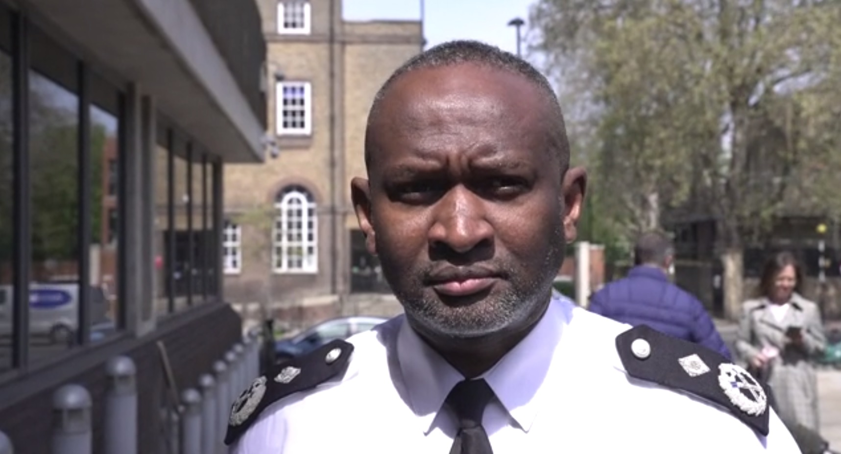 Őrizetbe vettek egy karddal emberekre támadó férfit Londonban