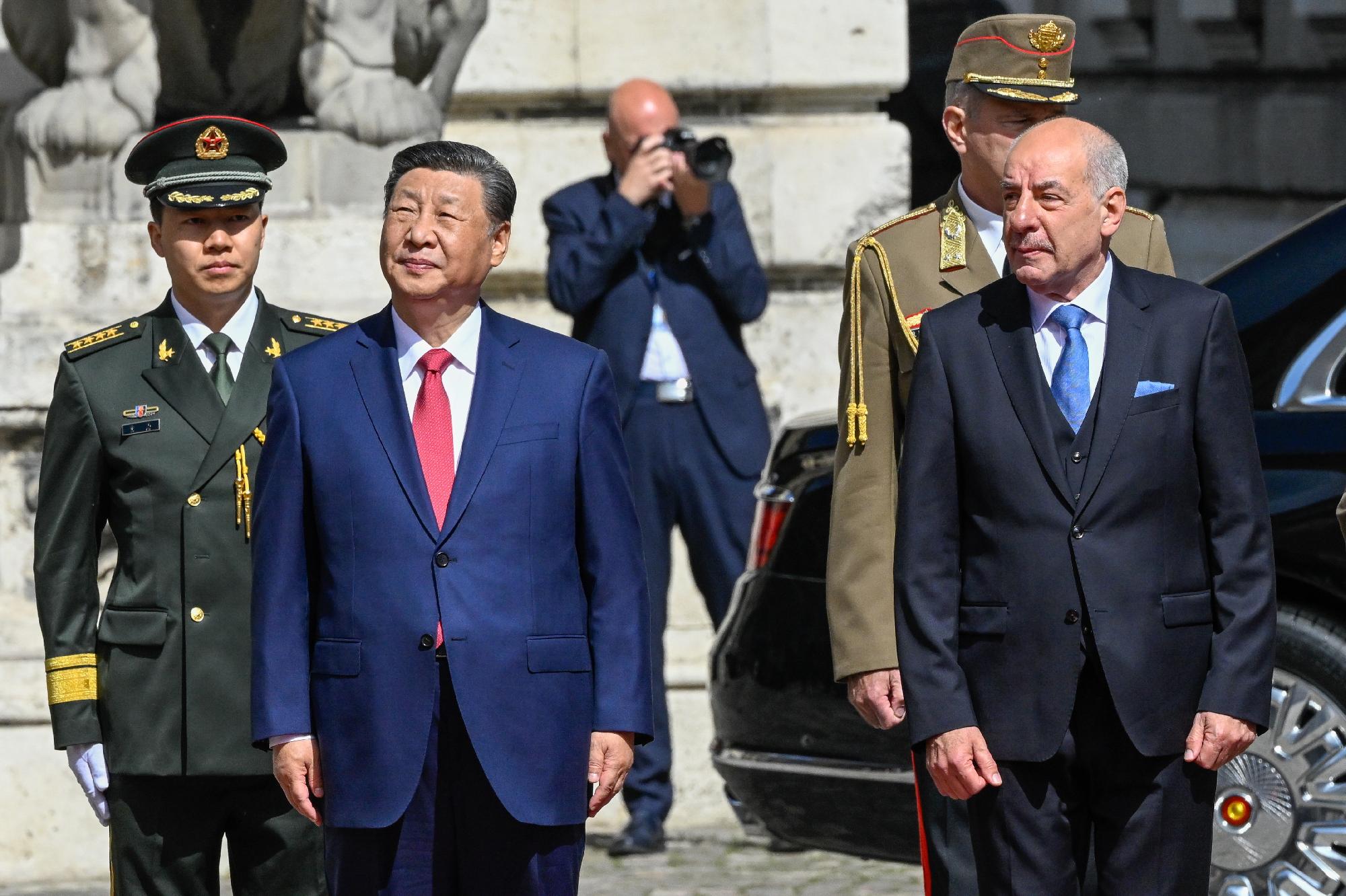 Katonai ceremóniával fogadták a kínai államfőt