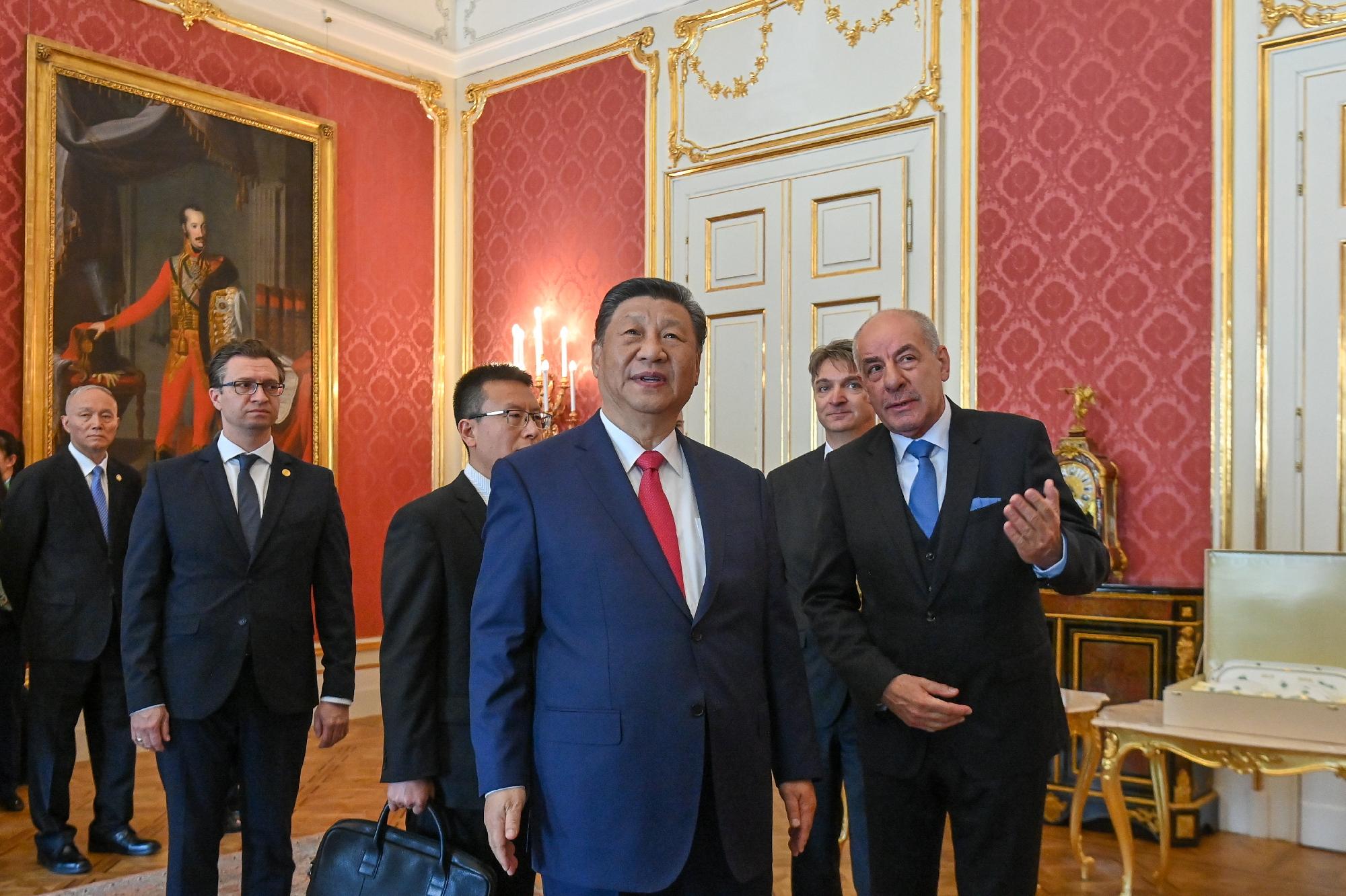 Sulyok Tamás fogadta Hszi Csin-ping kínai államfőt a Budai Várban és a Sándor-palotában