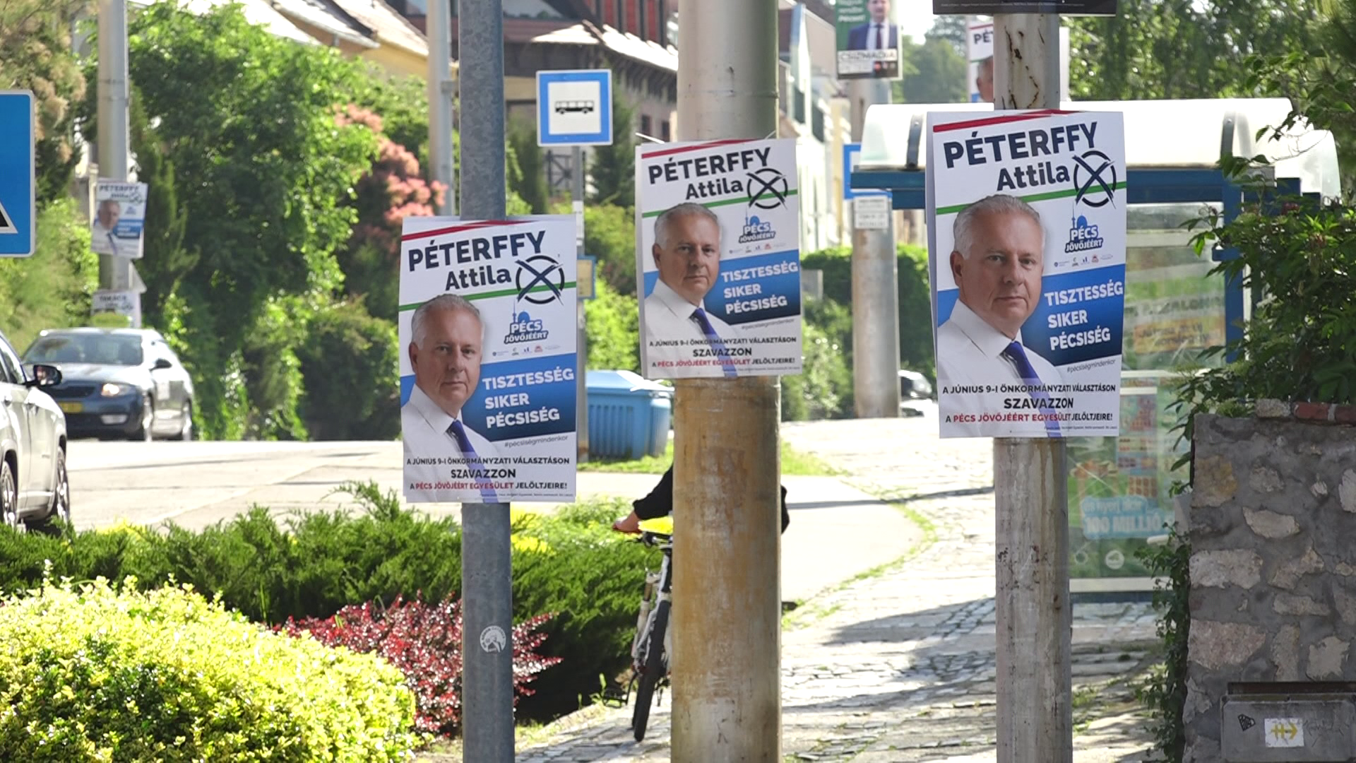 Több mint ezer választási plakátja van a pécsi polgármesternek + videó
