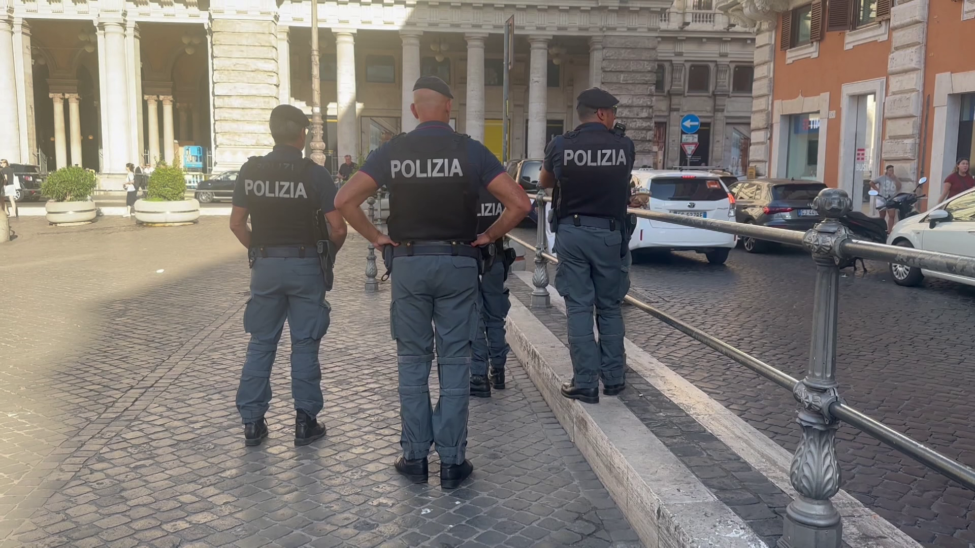 Két rendőrt sebesítettek meg a migránsok Milánóban + videó