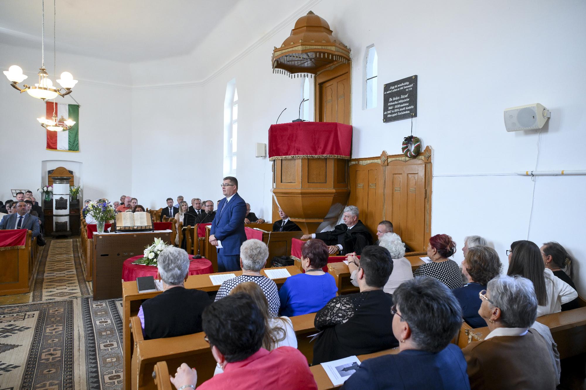 Átadták a felújított református templomot Tisztabereken
