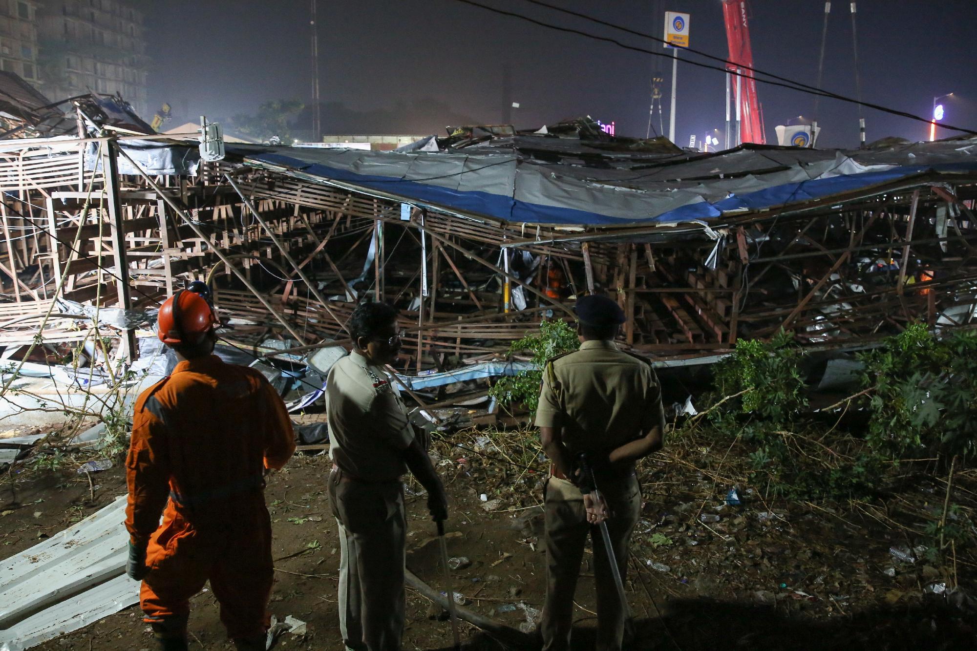 Indiában többen meghaltak és megsérültek, mert felborult egy óriásplakát
