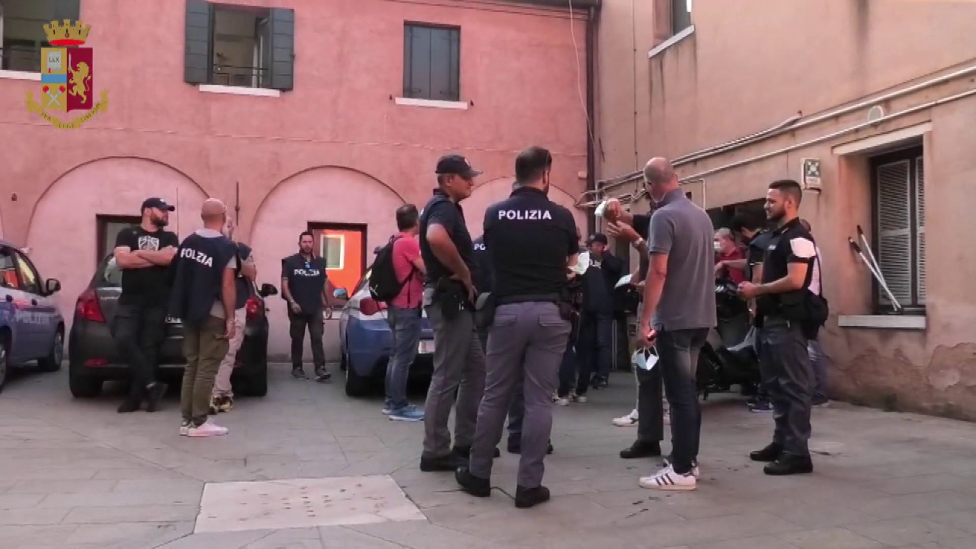 Rettegésben tartják az olasz nagyvárosokban élőket a fiatalokból álló bandák + videó