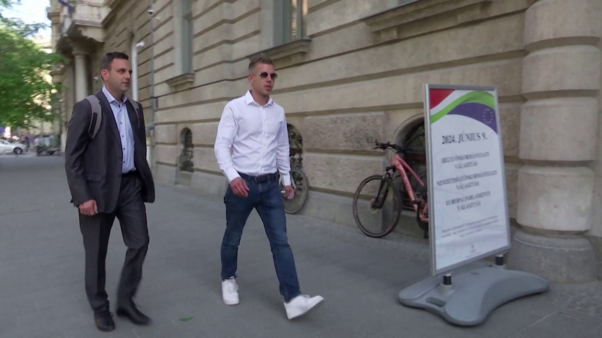 Kétes múltú emberekkel veszi körbe magát a Tisza párt alelnöke + videó