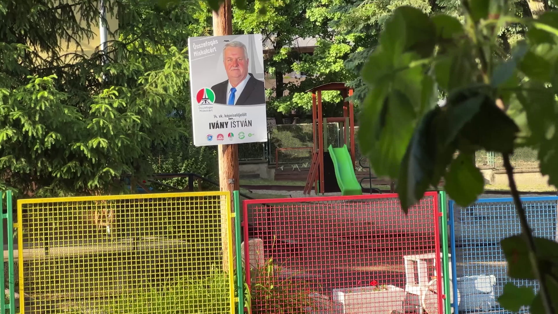 Egy óvoda udvarán helyezett el plakátot az ellenzék  Miskolctapolcán + videó
