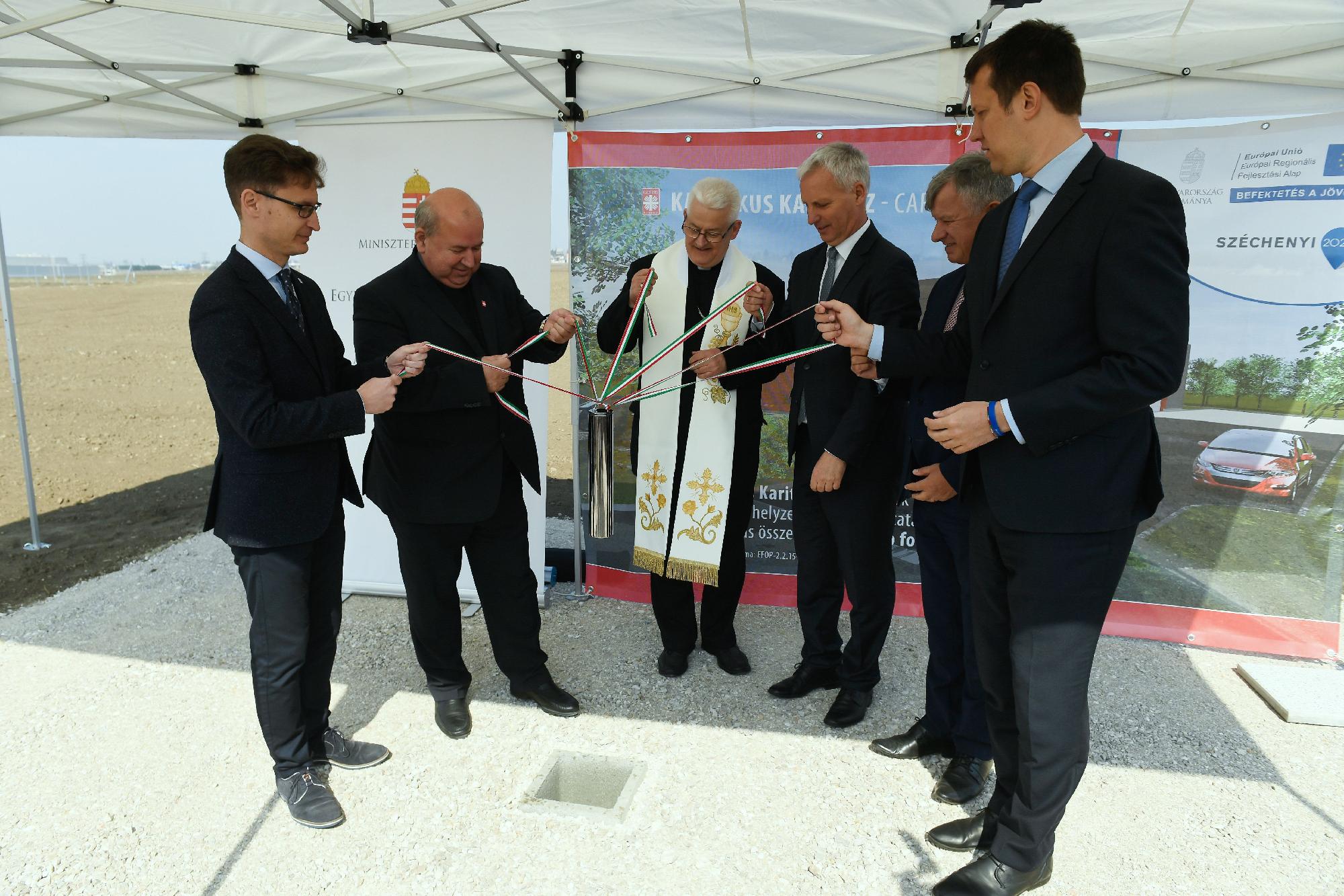 Letették a Katolikus Karitász székesfehérvári logisztikai központjának alapkövét