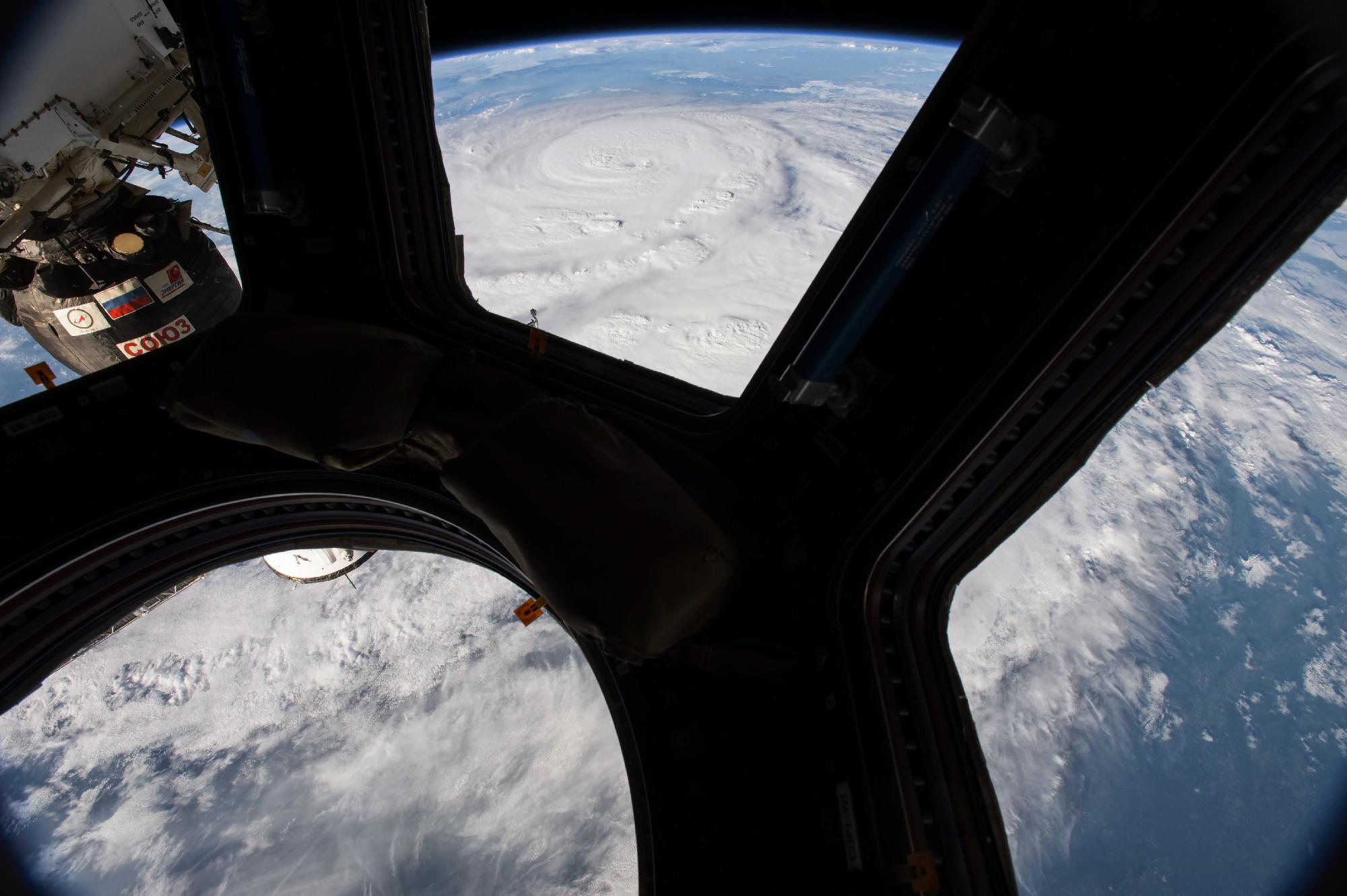 Megérkeztek a Nemzetközi Űrállomásra a Crew Dragon űrhajó asztronautái