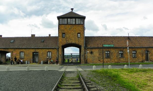 Morawiecki Auschwitzban: Aki közömbös a történelemhamisítással szemben, az bűnrészes 