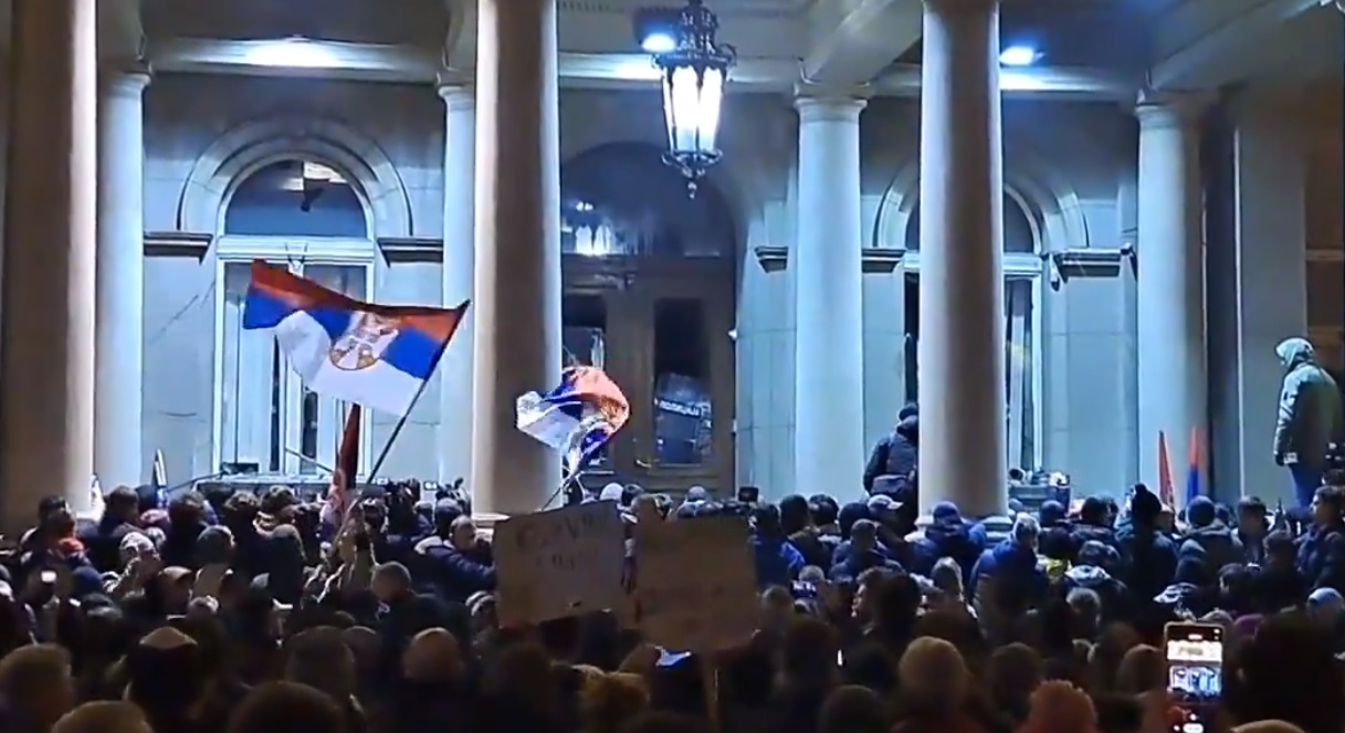 Erőszakba torkollt a baloldal által szervezett újabb tüntetés Belgrádban