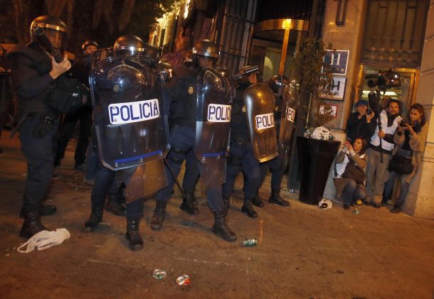 A tüntetőket próbálják megfékezni a spanyol rendőrök