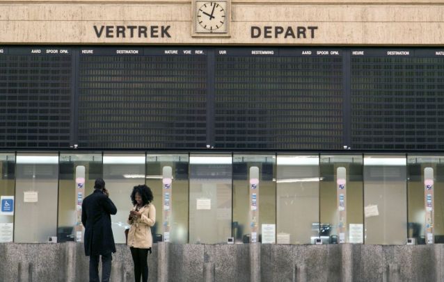 Üres pályaudvar Brüsszelben: a belga vasutasok az átalakítások miatt  sztrájkolnak