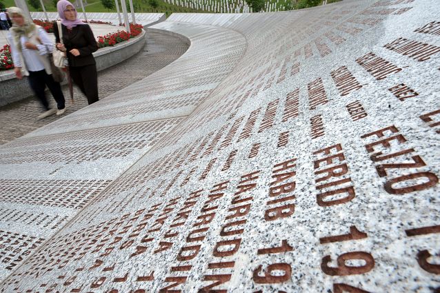 A srebrenicai mészárlás áldozatainak állított emlékmű