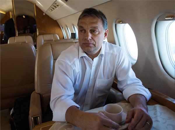 Orbán Viktor  útban hazafelé a repülőgépen az uniós csúcsról