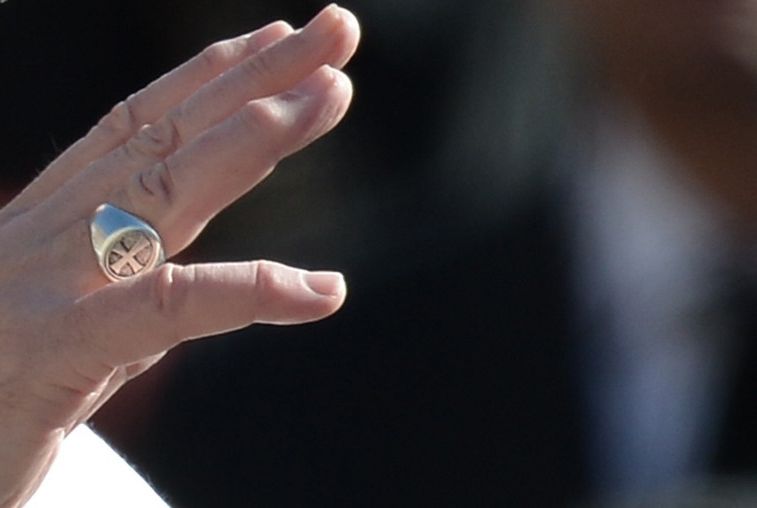 Ferenc pápa már ujján viseli a halászgyűrűt