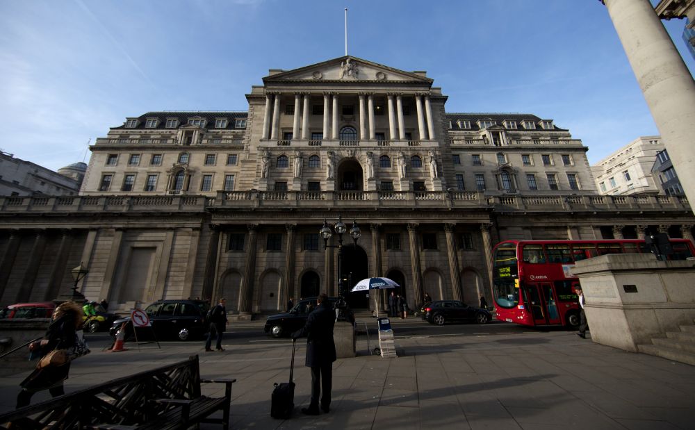 Történelmi mélypontra csökkentette alapkamatát a Bank of England