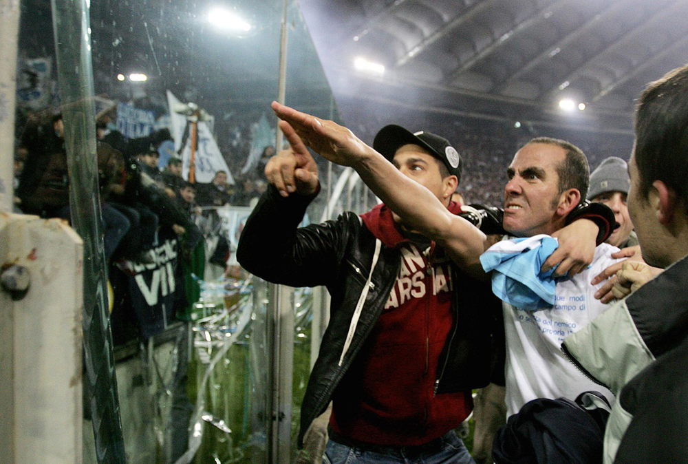 Paolo Di Canio karlendítése a Római Olimpiai Stadionban