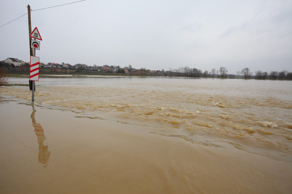 Víz alatt álló földterület és árvíz miatt lezárt út a Zala megyei Bagod és Boncodfölde között