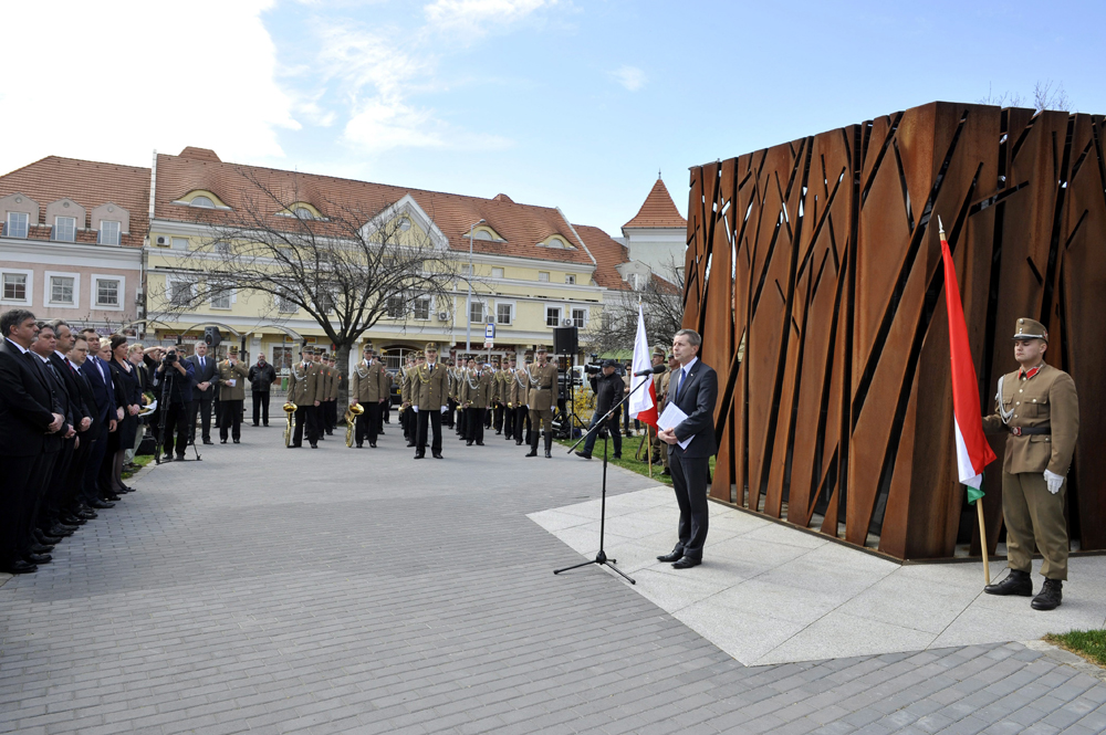 Andrzej Krzysztof Kumertal beszél a katinyi áldozatok emléknapja alkalmából rendezett megemlékezésen