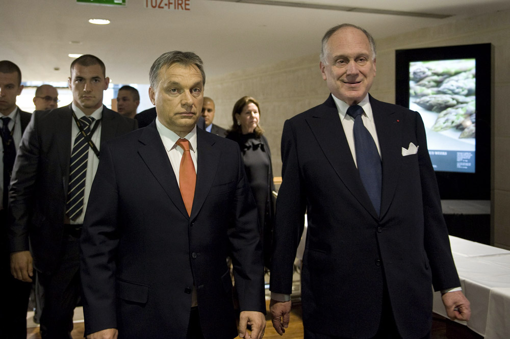 Orbán Viktor Ronald S. Lauder elnök társaságában érkezik a kongresszus közgyűlésének megnyitó vacsorájára