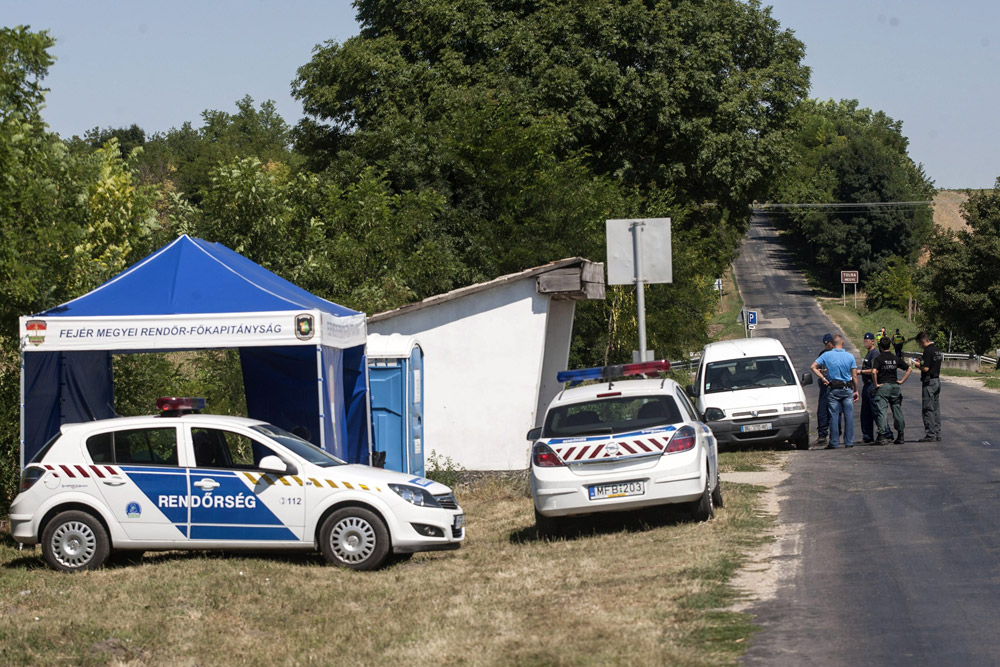 A rendőrség ellenőrzőpontja Igar község határában. A Fejér megyei Dádpusztán tartandó Ozora Fesztiválra érkező járműveket átvizsgálják.