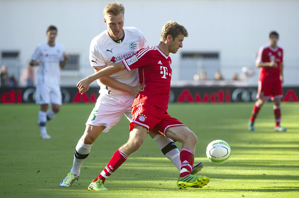 Völgyi Dániel (b) és Thomas Müller az Eto–Bayern meccsen