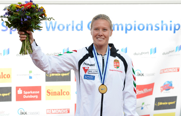 Kozák Danuta ünnepel a női kajak egyes 500 méteres verseny eredményhirdetésén
