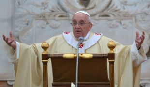 Nem korlát a papi cölibátus Ferenc pápa új interjúkönyve szerint 