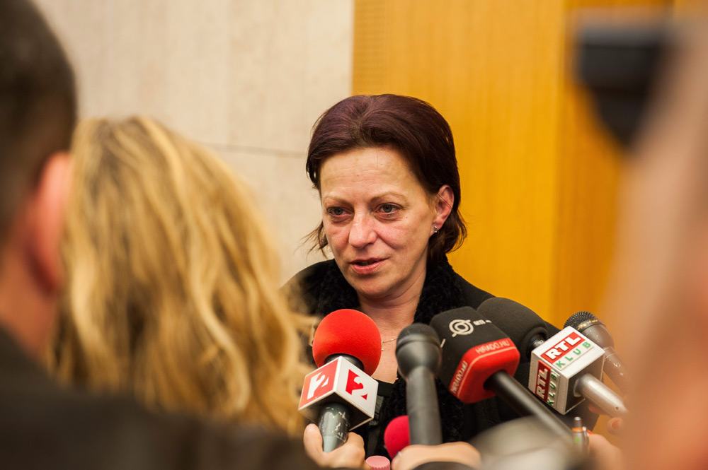 Az áldozat édesanyja, Szita Szilvia nyilatkozik újságíróknak