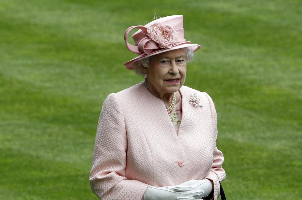 II. Erzsébet lovaggá üti az egészségügyben pénzt gyűjtő 100 éves katonát
