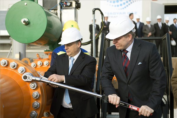 Orbán Viktor és Robert Fico a két ország földgázhálózatának összekapcsolásán