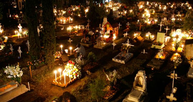 Hosszabb nyitvatartás és irodai ügyelet a budapesti temetőkben