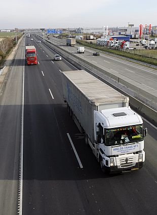 Már nem korlátozzák a kamionforgalmat a Nógrád megyei határátkelőkön