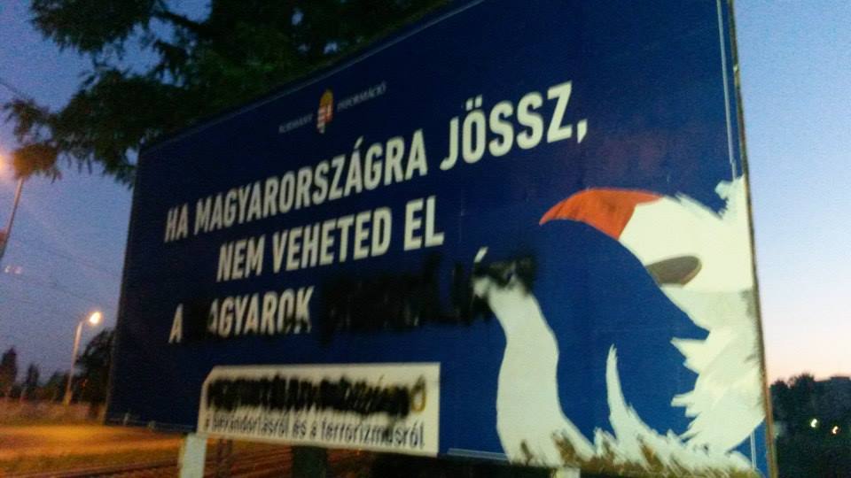 Szigetvári Viktor kitette az oldalára a megrongált plakátokról készült képeket