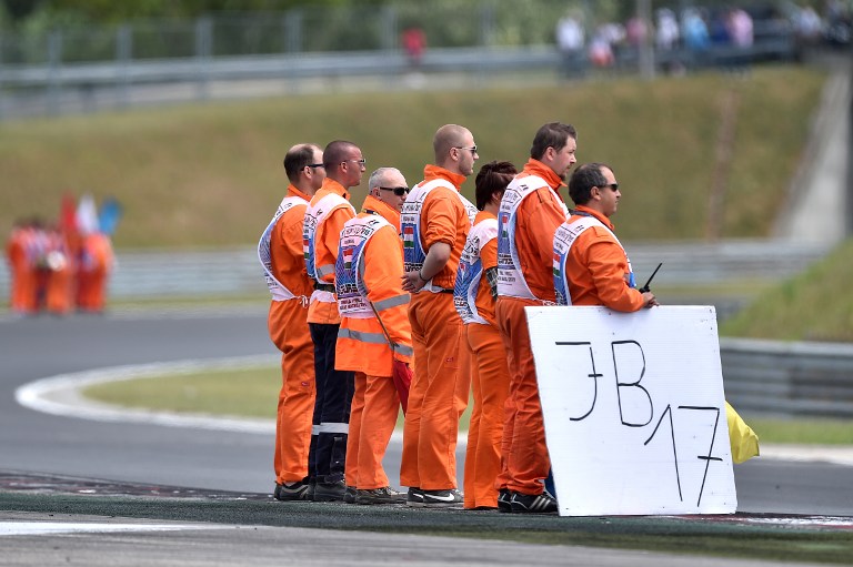A biztonsági személyzet JB17 feliratú táblával tisztelgett Bianchi emléke előtt
