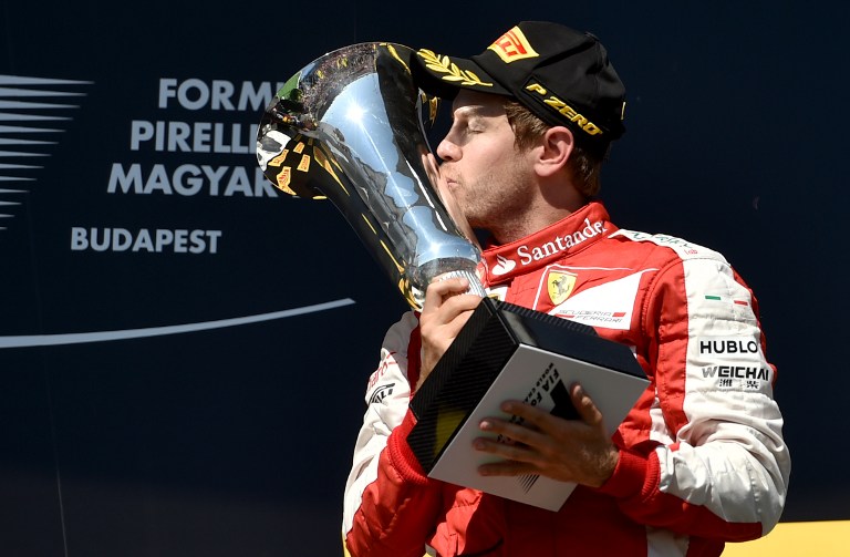 Sebastian Vettel és a győztesnek kijáró trófea