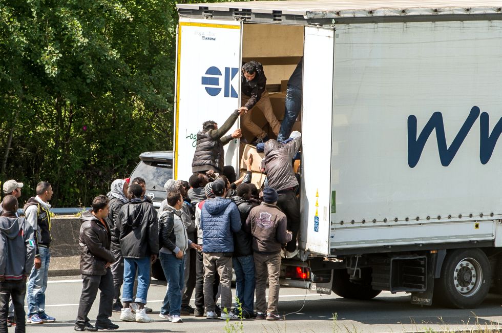 Huszonöt migránst találtak egy kamionban Csanádpalotánál
