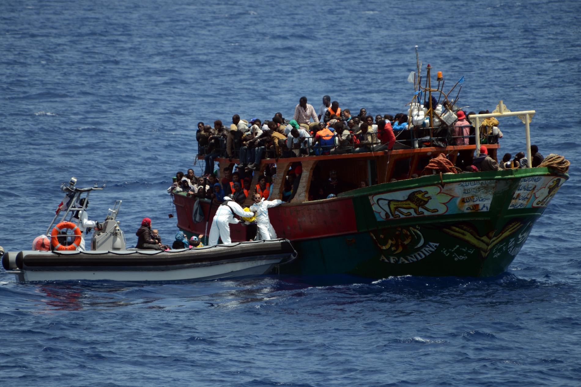 Több civil hajó tart Olaszország partjai felé migránsokkal a fedélzetén