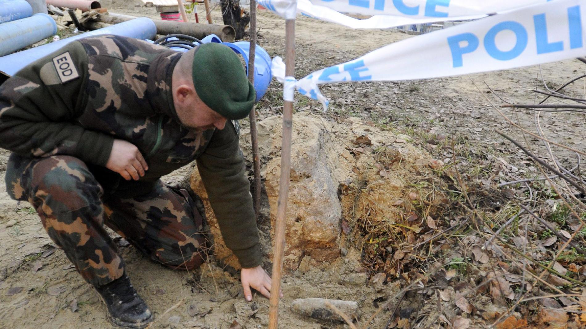 Elszállították és megsemmisítették a tűzszerészek a Baján talált gránátot